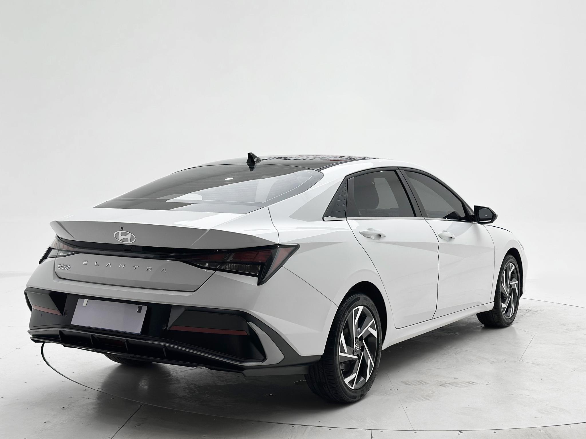 Hyundai Elantra 2023, фото 4