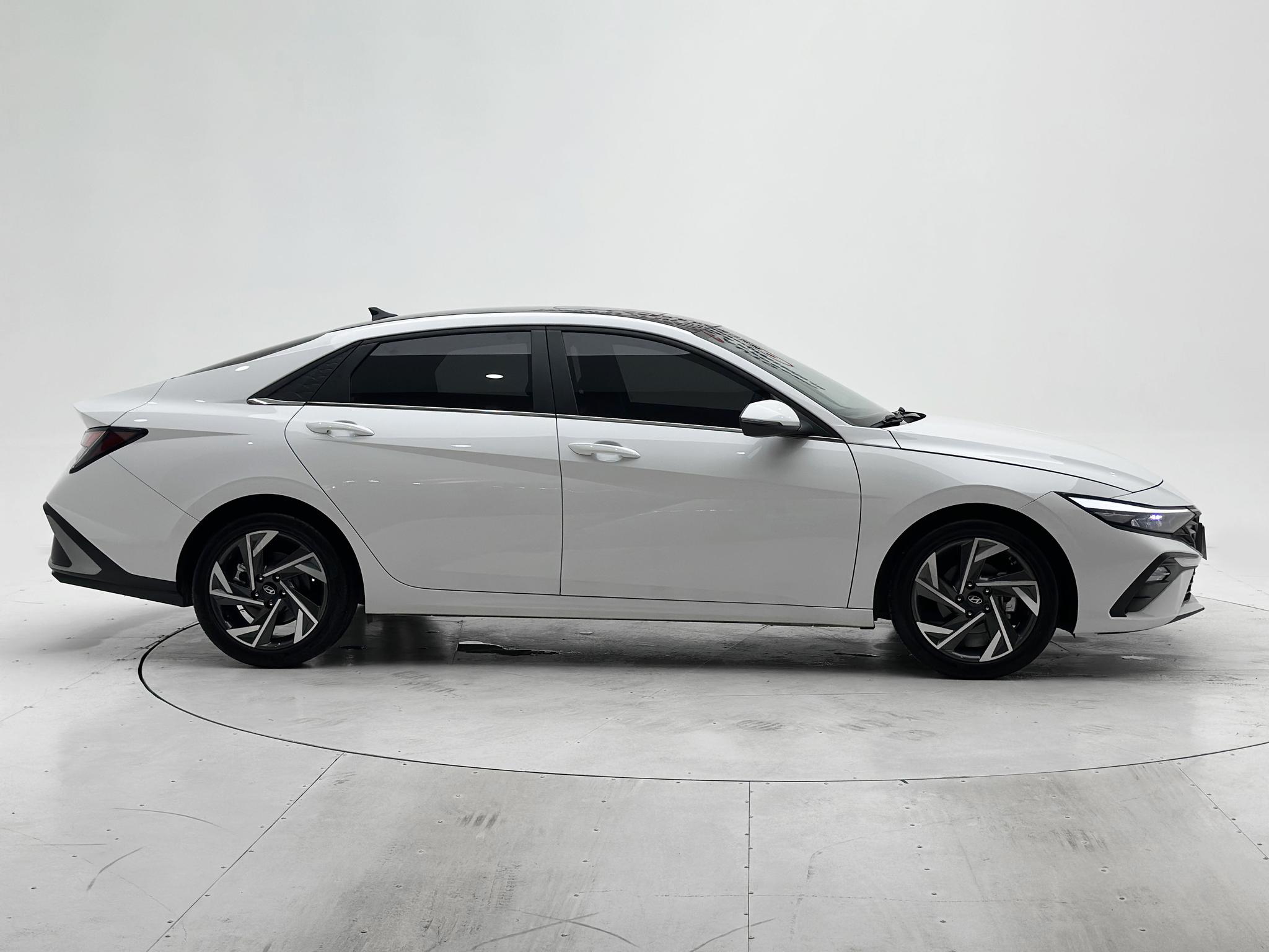 Hyundai Elantra 2023, фото 8