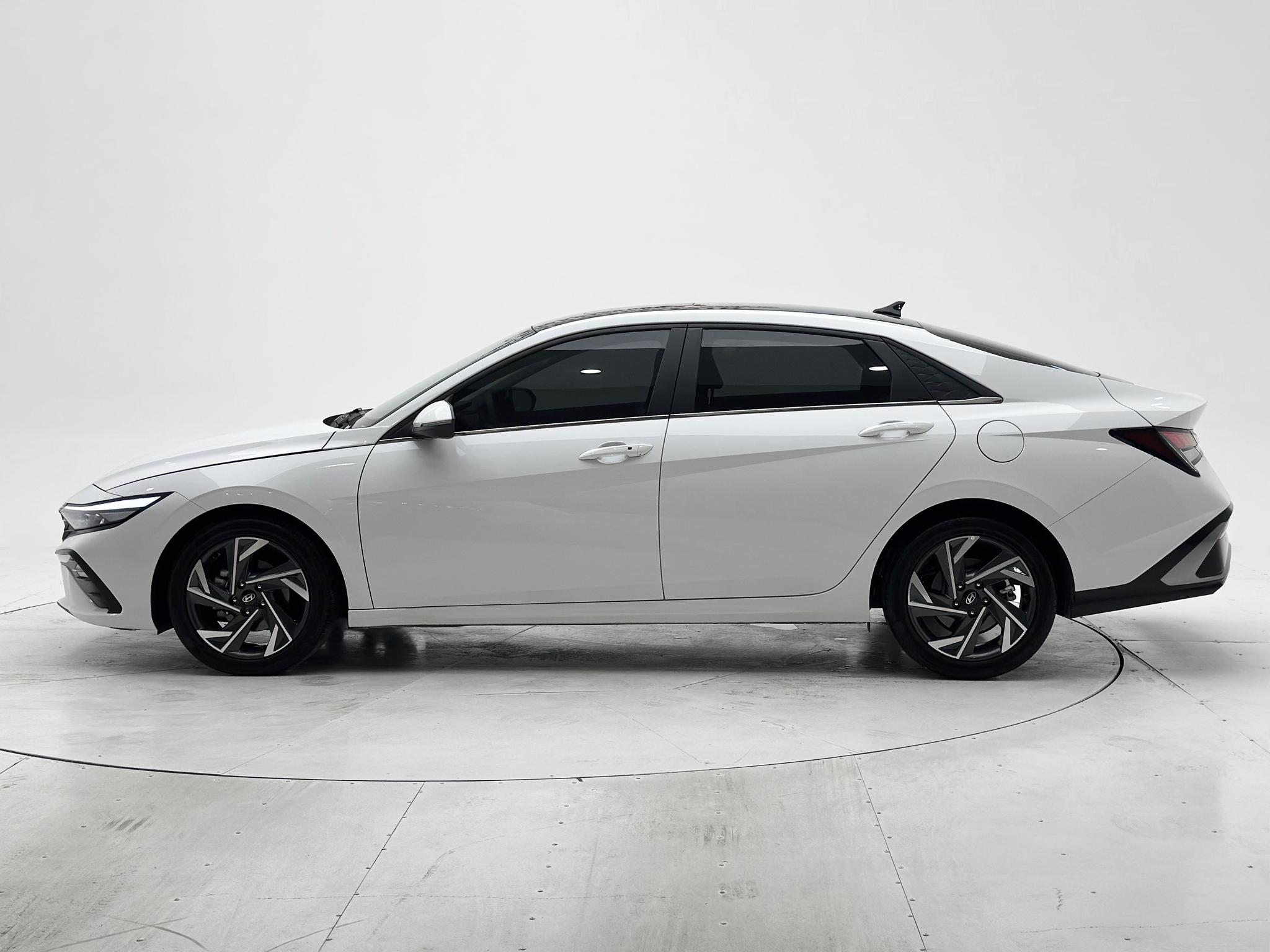 Hyundai Elantra 2023, фото 10