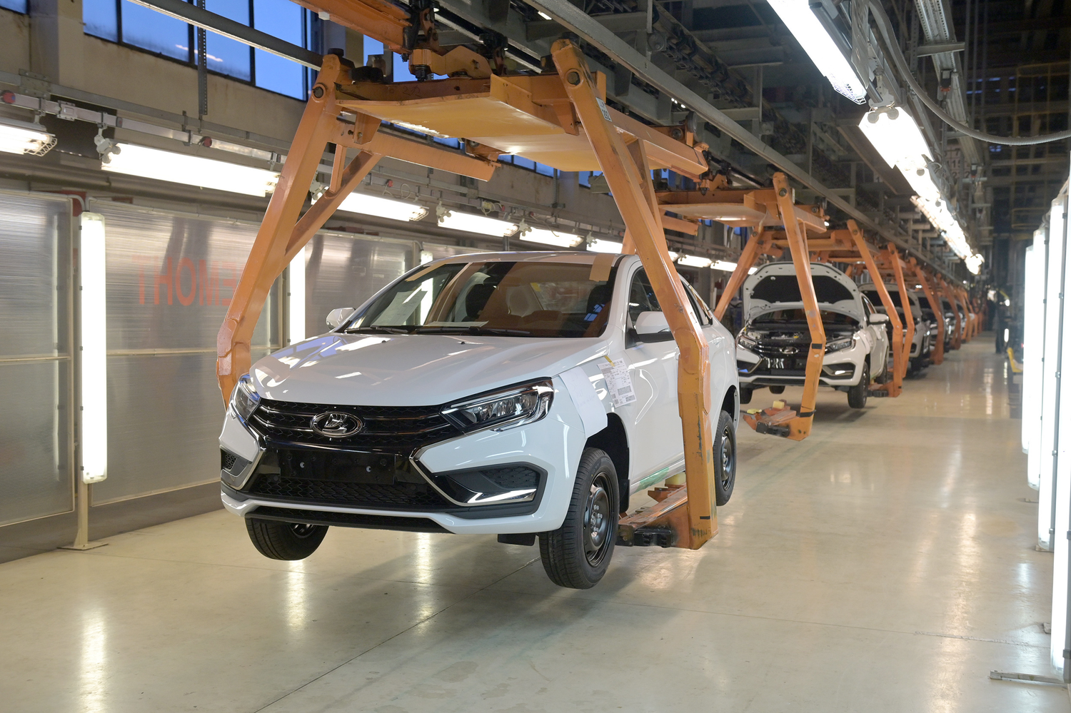 АвтоВАЗ начал продажи Lada Vesta и Aura с премиальными опциями